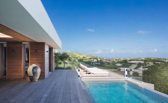 Infinity pool and terrace with ocean view from the Epicure villa in Saint Barthelemy