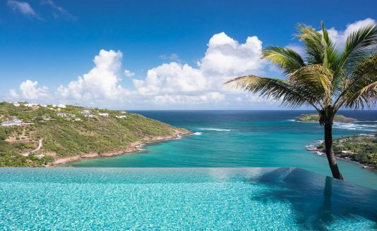 infinity pool with ocean view in the mythique villa in st Barth